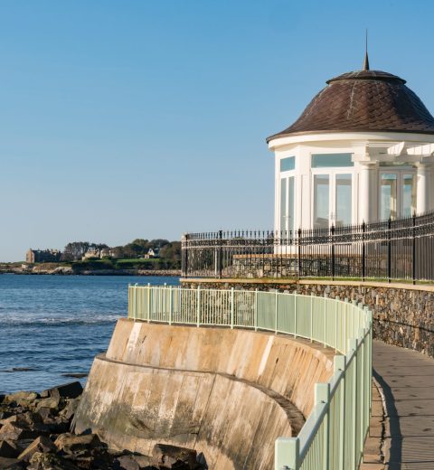 How do you get to the Newport Cliff Walk?