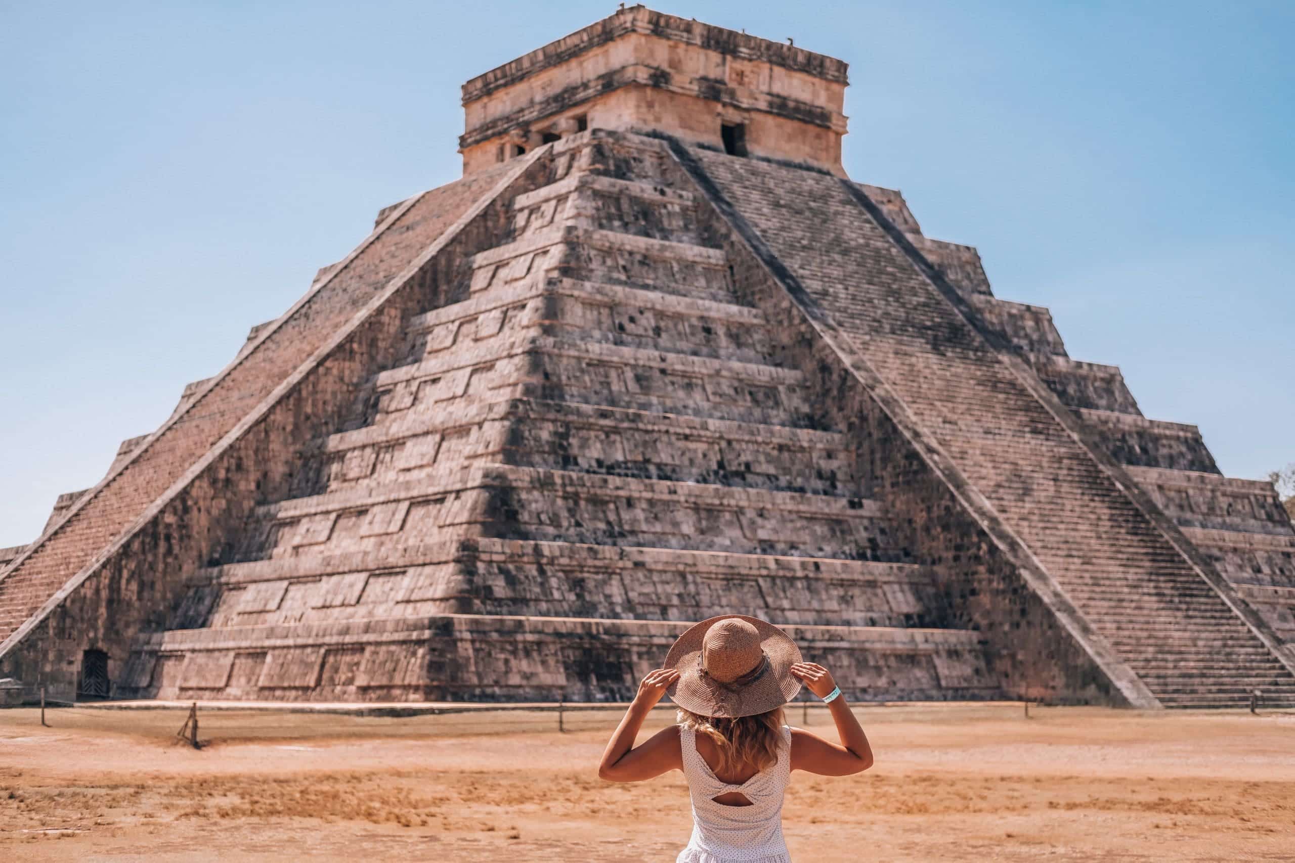 Can you hire a guide at Chichen Itza?