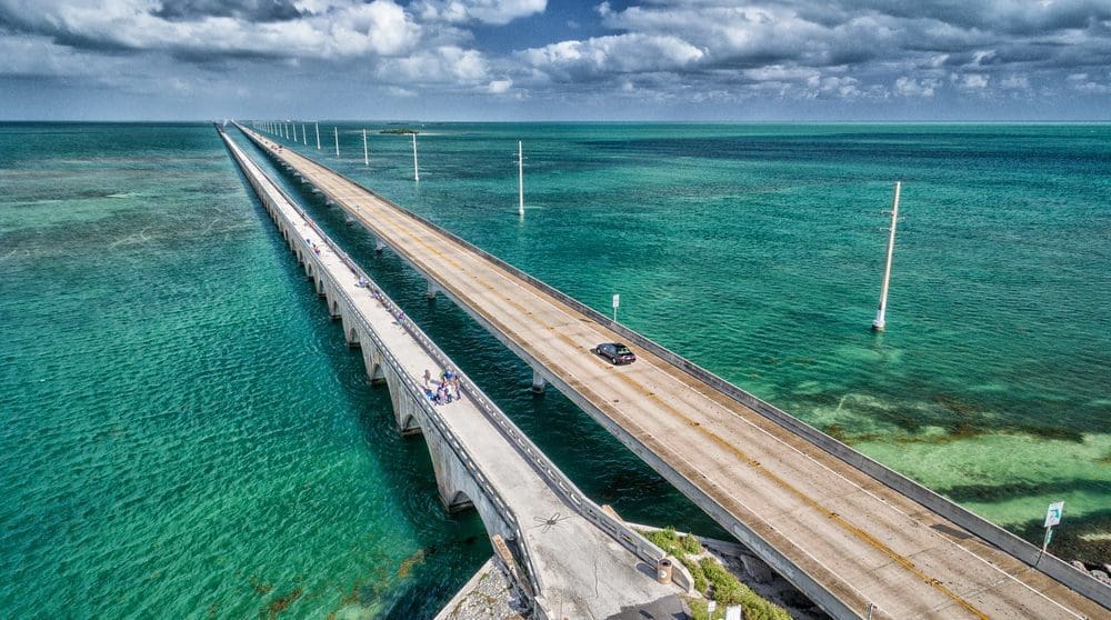 Are there places to stop on the Seven Mile Bridge?